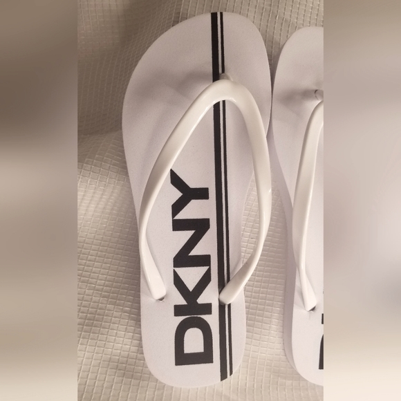 *NWOT* DKNY Flip Flops - Picture 2 of 6